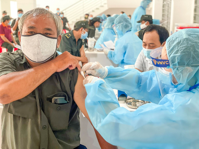 Bác sĩ Trương Hữu Khanh: Lăn tăn chuyện mũi tiêm "dặm"