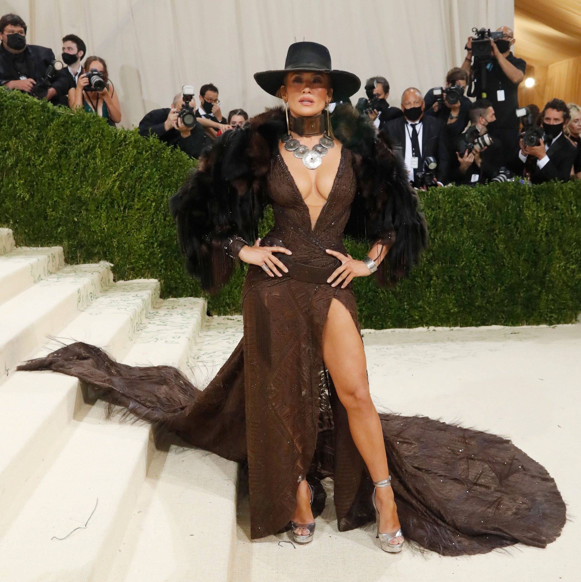 Megan Fox, Jennifer Lopez đọ độ gợi cảm tại Met Gala 2021 - Ảnh 4.