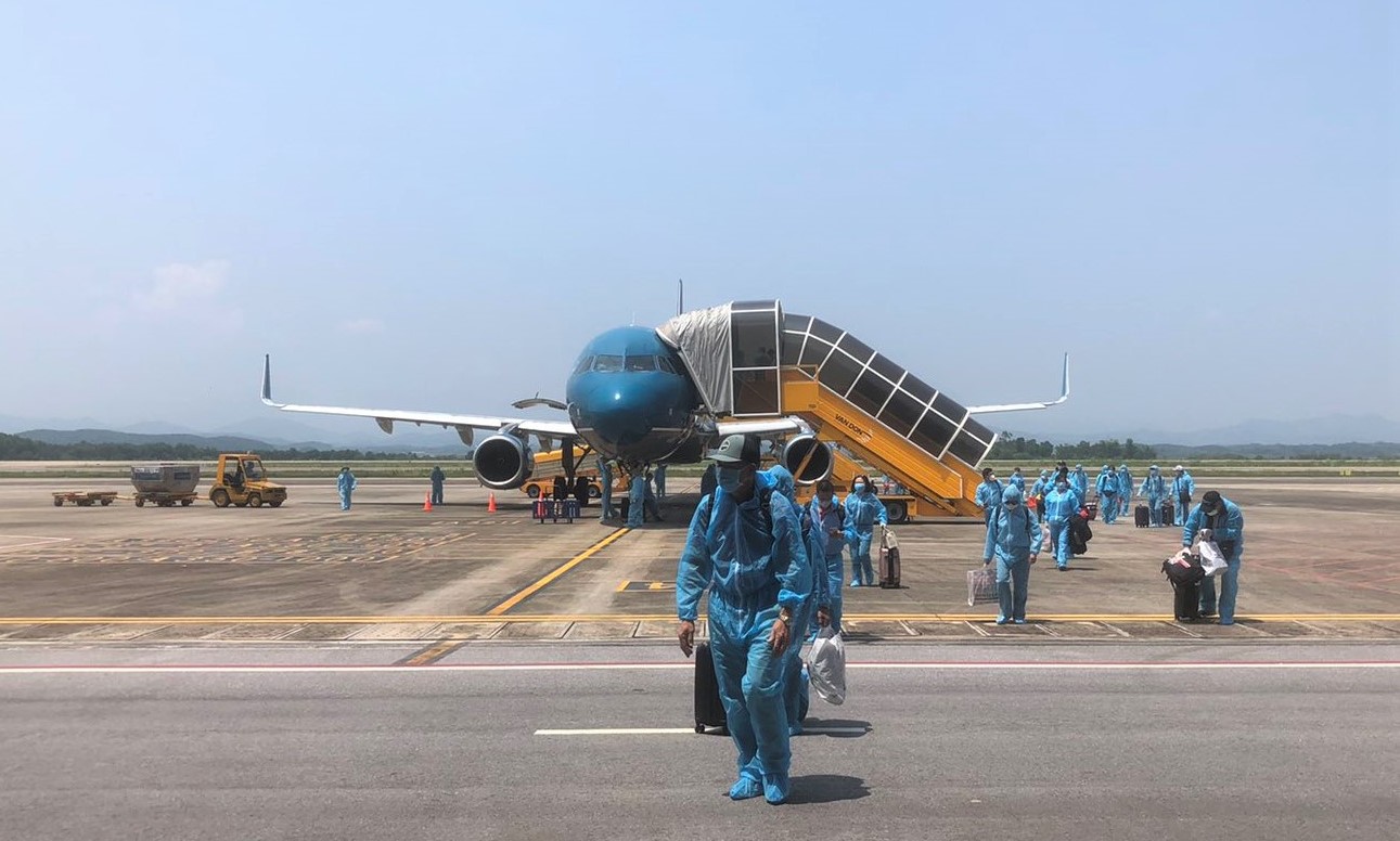 Hai chuyến bay th&iacute; điểm hộ chiếu vắc-xin với c&ocirc;ng d&acirc;n từ Mỹ về nước - Ảnh 7.