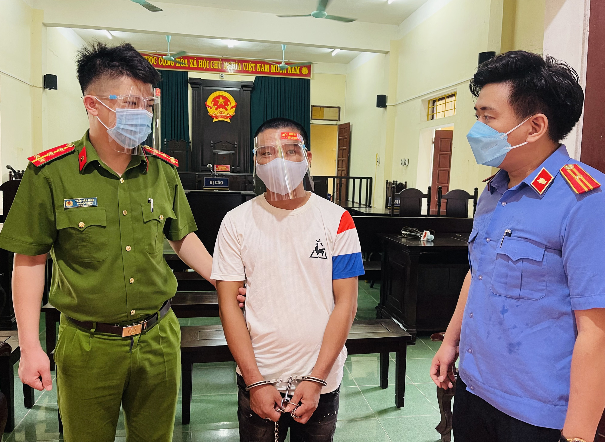 Vượt chốt, đánh công an, người đàn ông lãnh 15 tháng tù