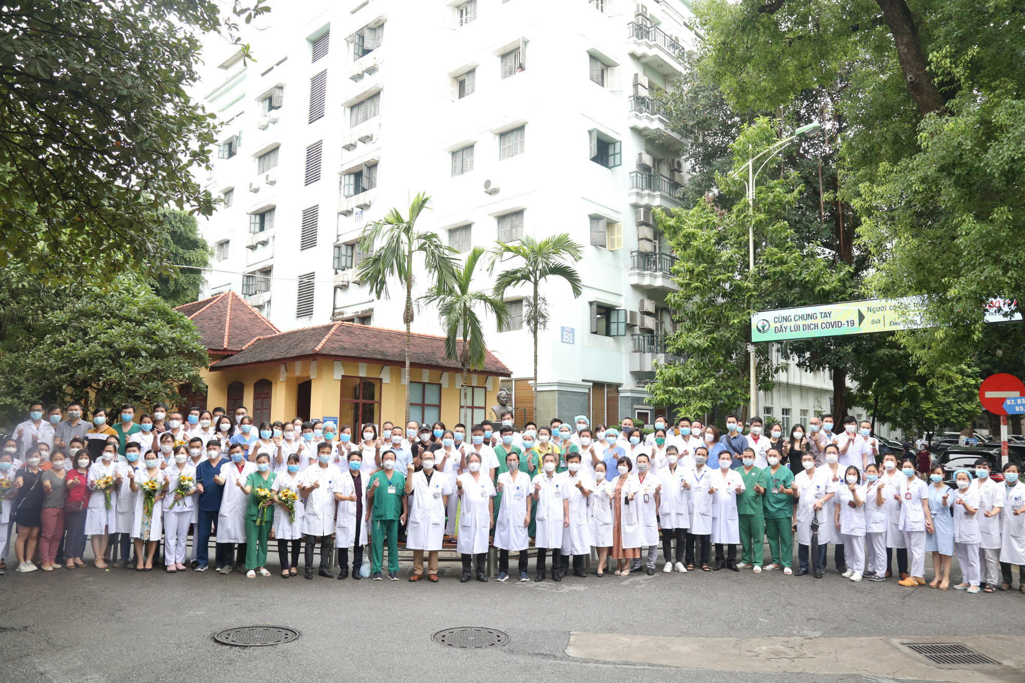 Hơn 200 bệnh nh&acirc;n Covid-19 nặng, từng phải điều trị t&iacute;ch cực được xuất viện - Ảnh 2.