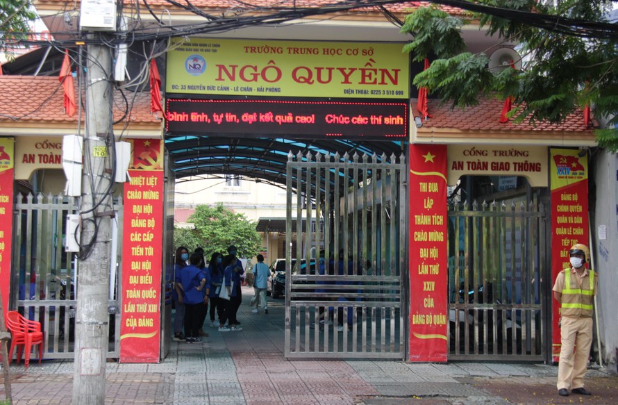 Đầu năm học, 2 cô giáo chủ nhiệm cùng hàng chục phụ huynh gửi đơn kêu cứu