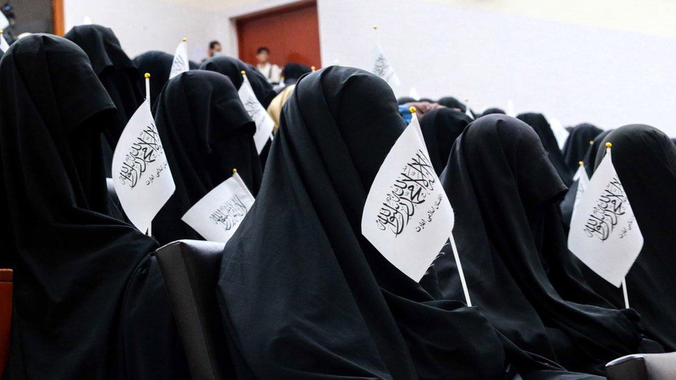 Phụ nữ Afghanistan phản đối Taliban đụng v&agrave;o quần &aacute;o - Ảnh 1.