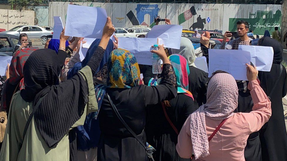 Phụ nữ Afghanistan phản đối Taliban đụng v&agrave;o quần &aacute;o - Ảnh 4.