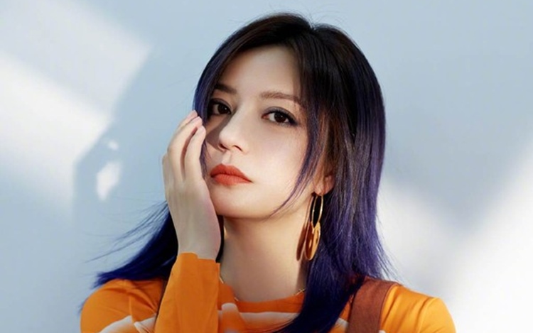 Triệu Vy xuất hiện ở qu&ecirc; nh&agrave;, đập tan tin đồn bị truy n&atilde; cấp độ đỏ - Ảnh 3.