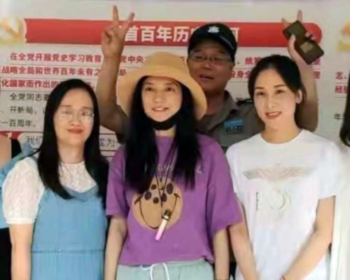 Triệu Vy xuất hiện ở qu&ecirc; nh&agrave;, đập tan tin đồn bị truy n&atilde; cấp độ đỏ - Ảnh 2.