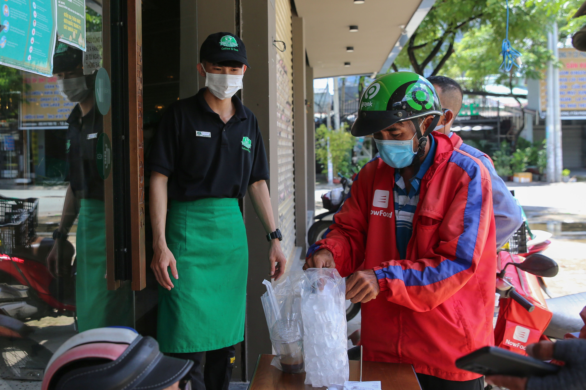 Quận đầu tiên ở TP HCM như thế nào trong ngày đầu thí điểm “bình thường mới? - Ảnh 5.