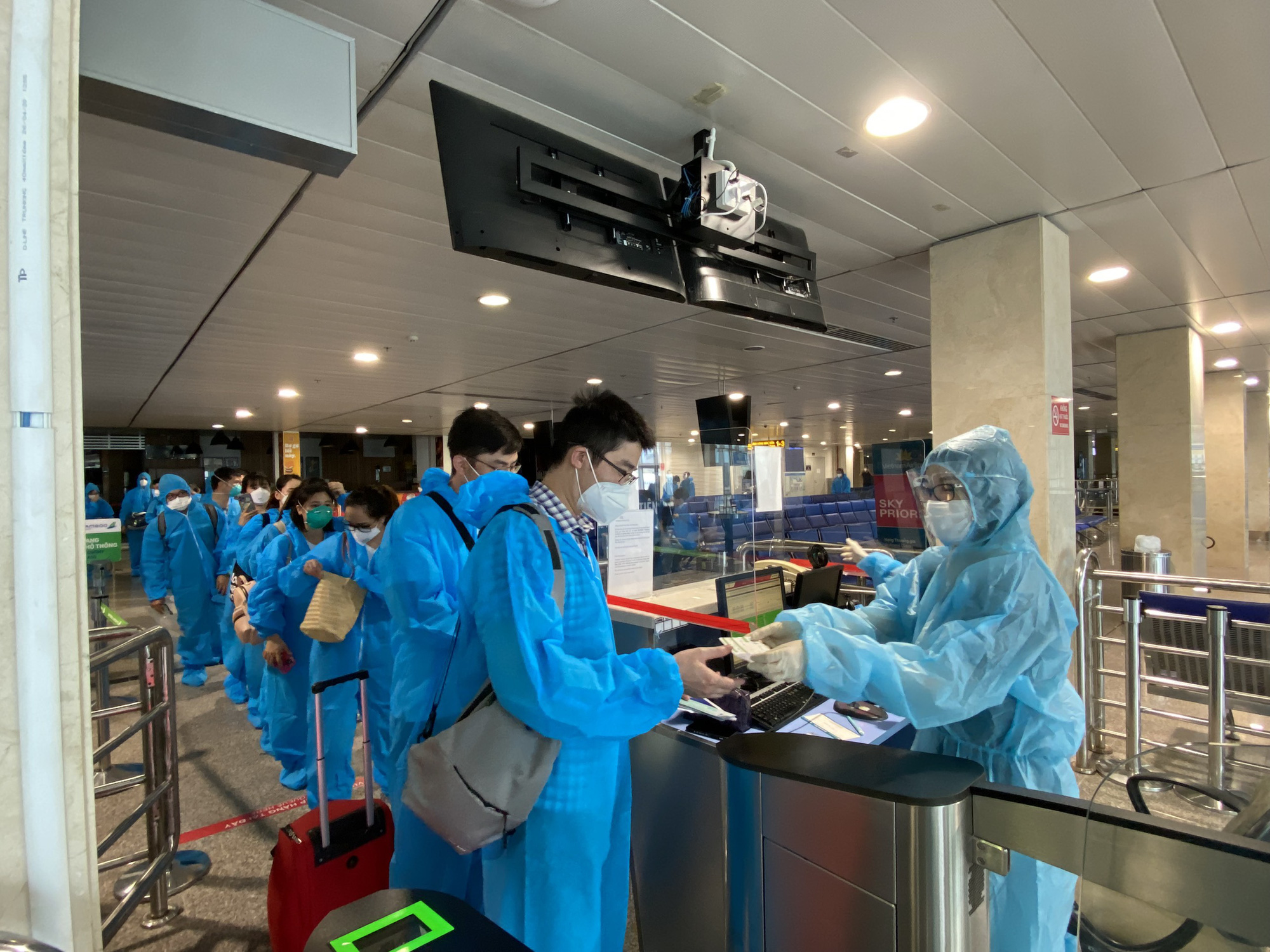 Đo&agrave;n b&aacute;c sĩ, nh&acirc;n vi&ecirc;n y tế Bệnh viện Việt Đức l&ecirc;n đường v&agrave;o TP HCM chống dịch - Ảnh 1.