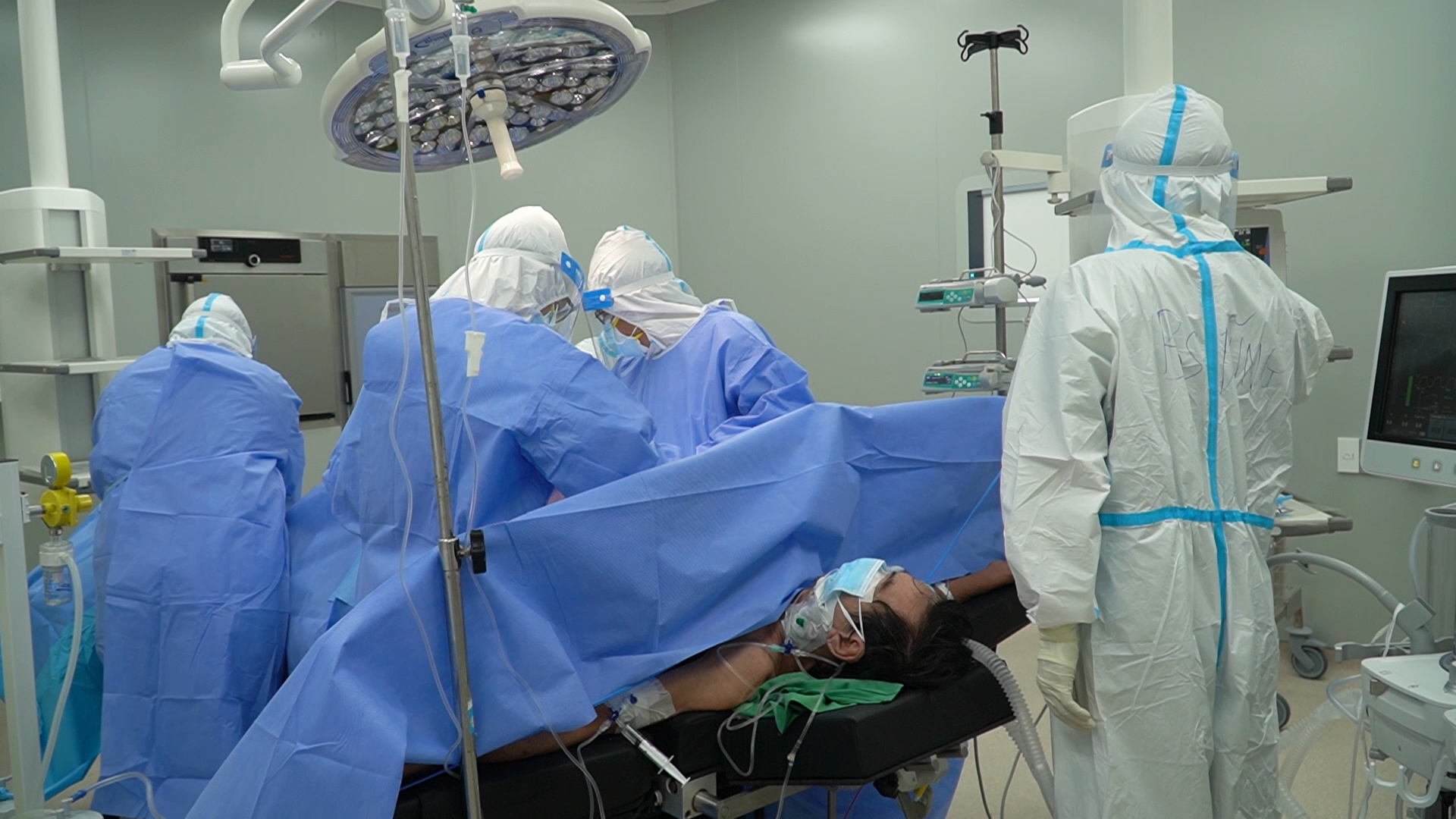Lần đầu tiên Bệnh viện Hồi sức Covid-19 phẫu thuật u đại tràng cho bệnh nhân mắc Covid-19 nặng