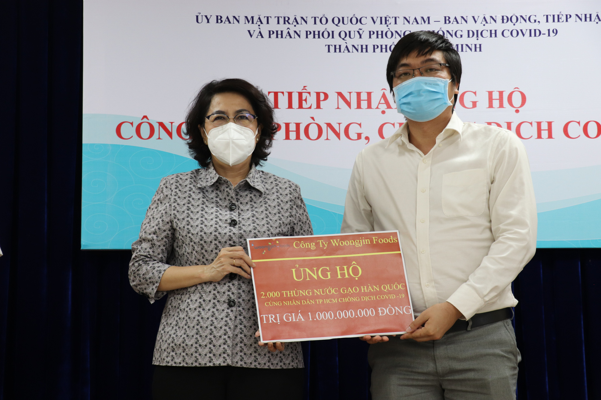 Trong 1 buổi chiều, TP HCM nhận gần 3 tỉ đồng ủng hộ công tác chống dịch Covid-19 - Ảnh 2.