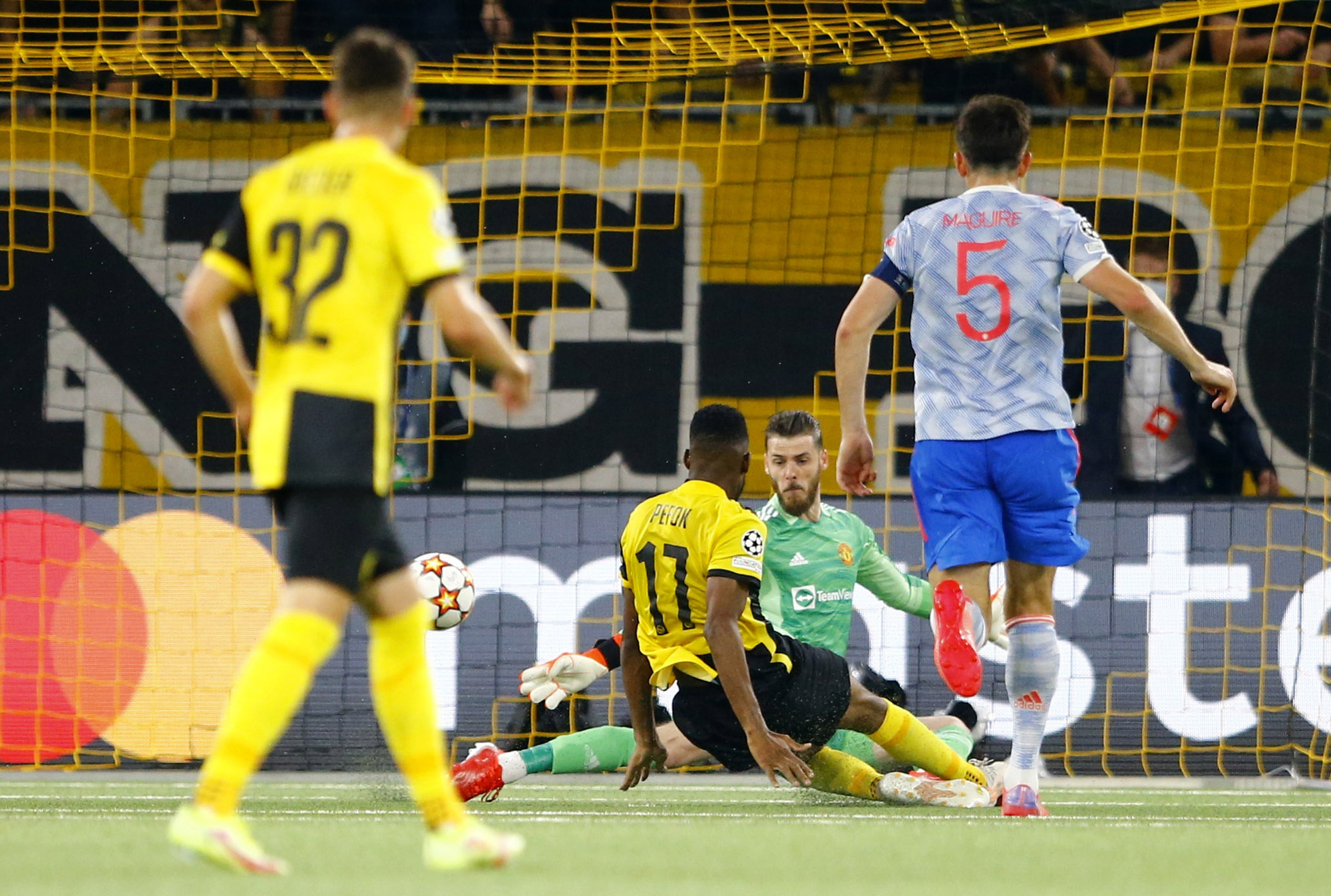 Ronaldo lập công, Man United gục ngã trước Young Boys phút 90+5 - Ảnh 8.