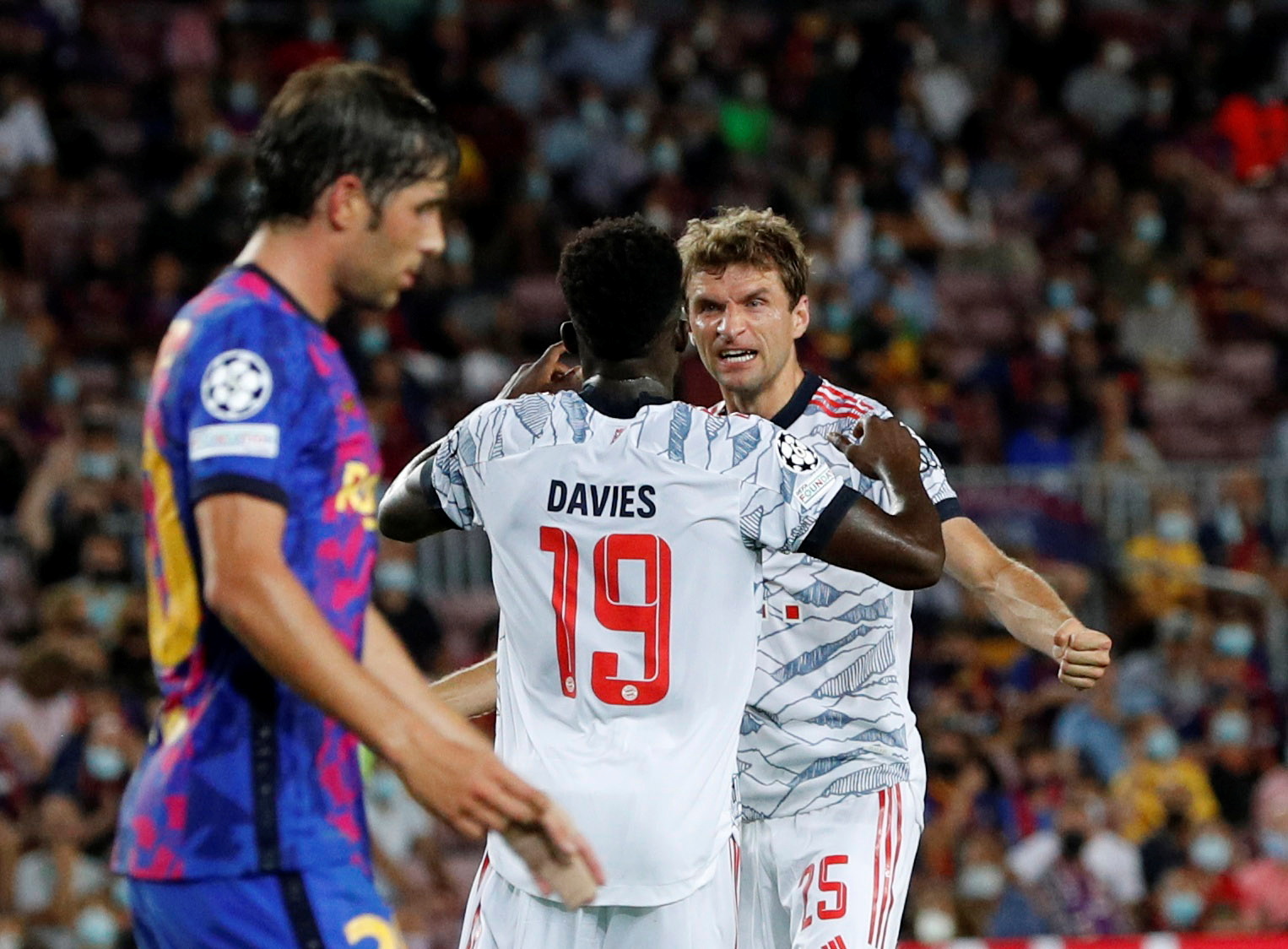 Lewandowski thăng hoa, Bayern Munich nhấn chìm Barcelona ở Nou Camp - Ảnh 3.