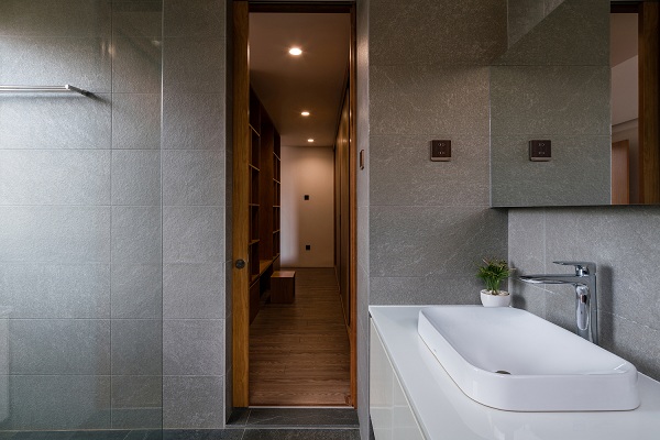 Nhà có vỏ tường gạch rỗng lạ mắt, tràn ngập ánh sáng - Ảnh 13. Nhà có vỏ tường gạch rỗng lạ mắt, tràn ngập ánh sáng - Ảnh 13.