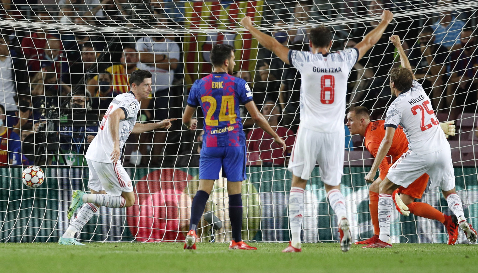 Lewandowski thăng hoa, Bayern Munich nhấn chìm Barcelona ở Nou Camp - Ảnh 4.