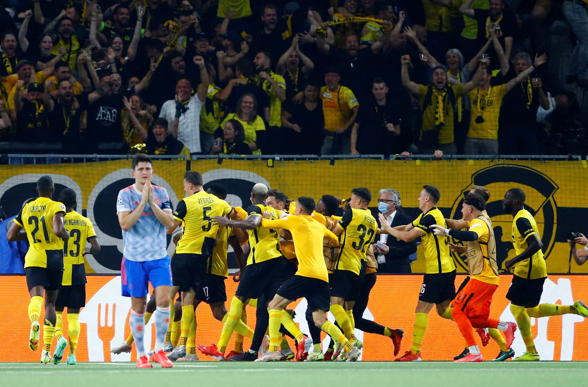 Ronaldo lập công, Man United gục ngã trước Young Boys phút 90+5 - Ảnh 10.