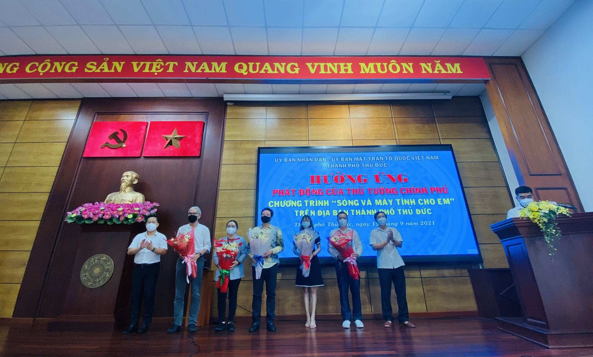 TP Thủ Đức hỗ trợ máy tính cho học sinh nghèo và mồ côi cha mẹ vì Covid-19
