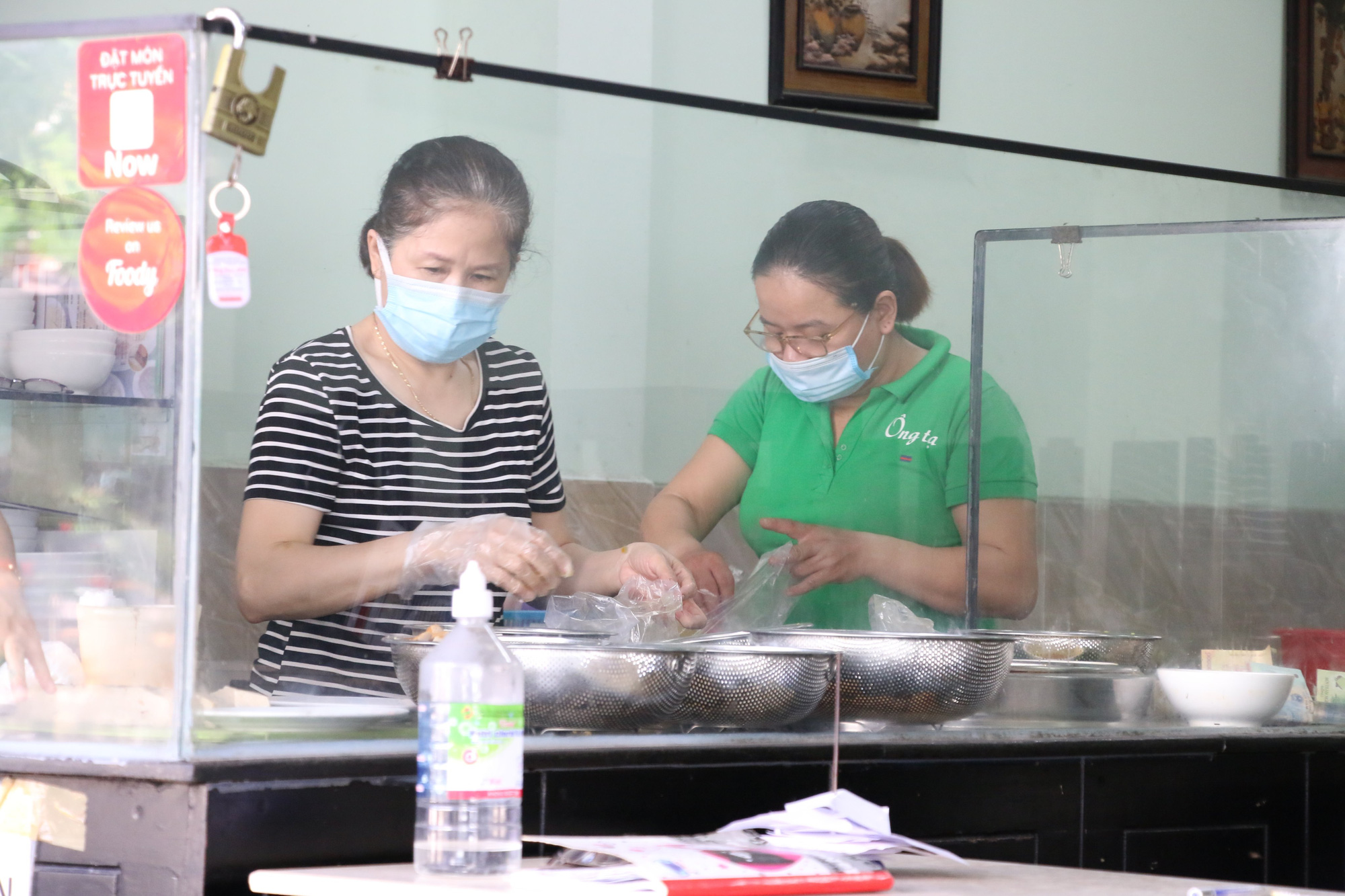 Đ&agrave; Nẵng ng&agrave;y đầu nới lỏng gi&atilde;n c&aacute;ch, nhiều h&agrave;ng qu&aacute;n v&ugrave;ng xanh mở cửa trở lại - Ảnh 4.