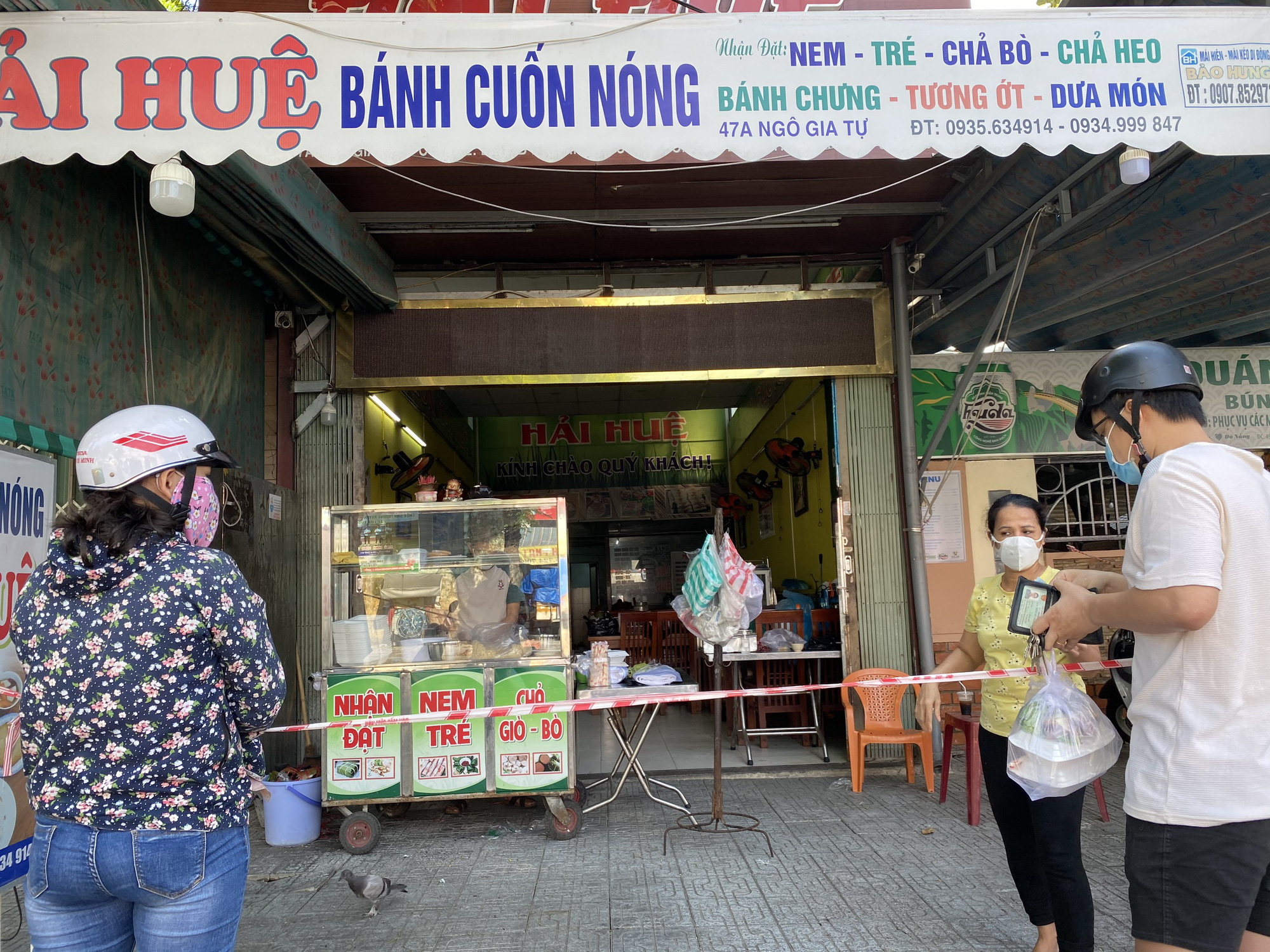 Đ&agrave; Nẵng ng&agrave;y đầu nới lỏng gi&atilde;n c&aacute;ch, nhiều h&agrave;ng qu&aacute;n v&ugrave;ng xanh mở cửa trở lại - Ảnh 1.