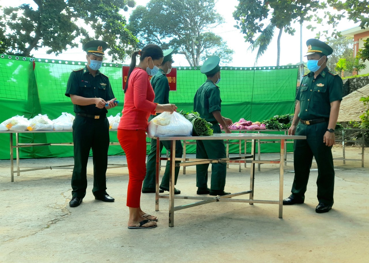 Bi&ecirc;n ph&ograve;ng đảo Thổ Ch&acirc;u trồng rau, nu&ocirc;i heo tặng d&acirc;n ngh&egrave;o - Ảnh 5.
