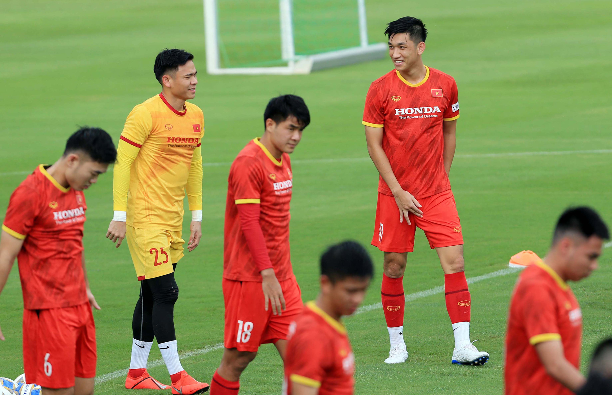 Đội tuyển Việt Nam đội mưa r&egrave;n luyện trước trận đại chiến với tuyển Trung Quốc - Ảnh 11.