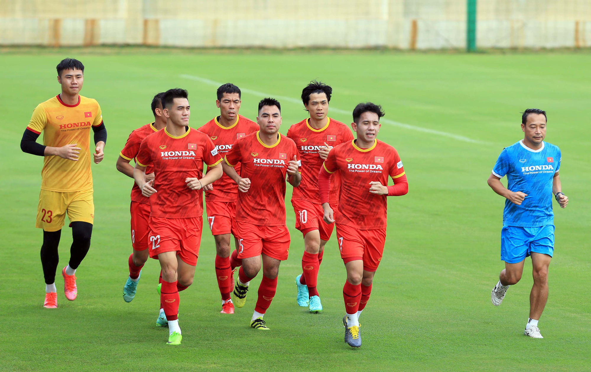Đội tuyển Việt Nam đội mưa r&egrave;n luyện trước trận đại chiến với tuyển Trung Quốc - Ảnh 3.
