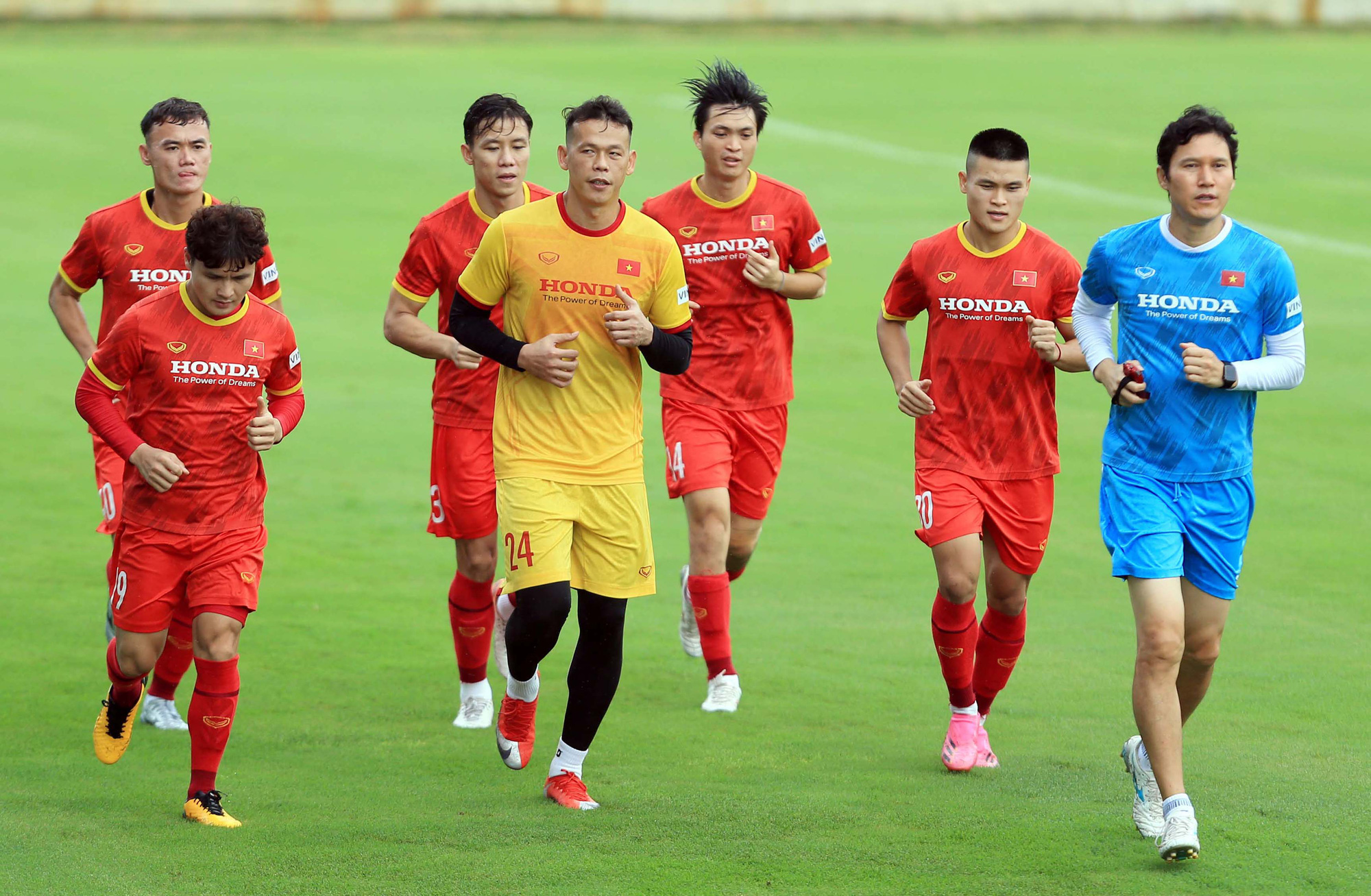 Đội tuyển Việt Nam đội mưa r&egrave;n luyện trước trận đại chiến với tuyển Trung Quốc - Ảnh 4.
