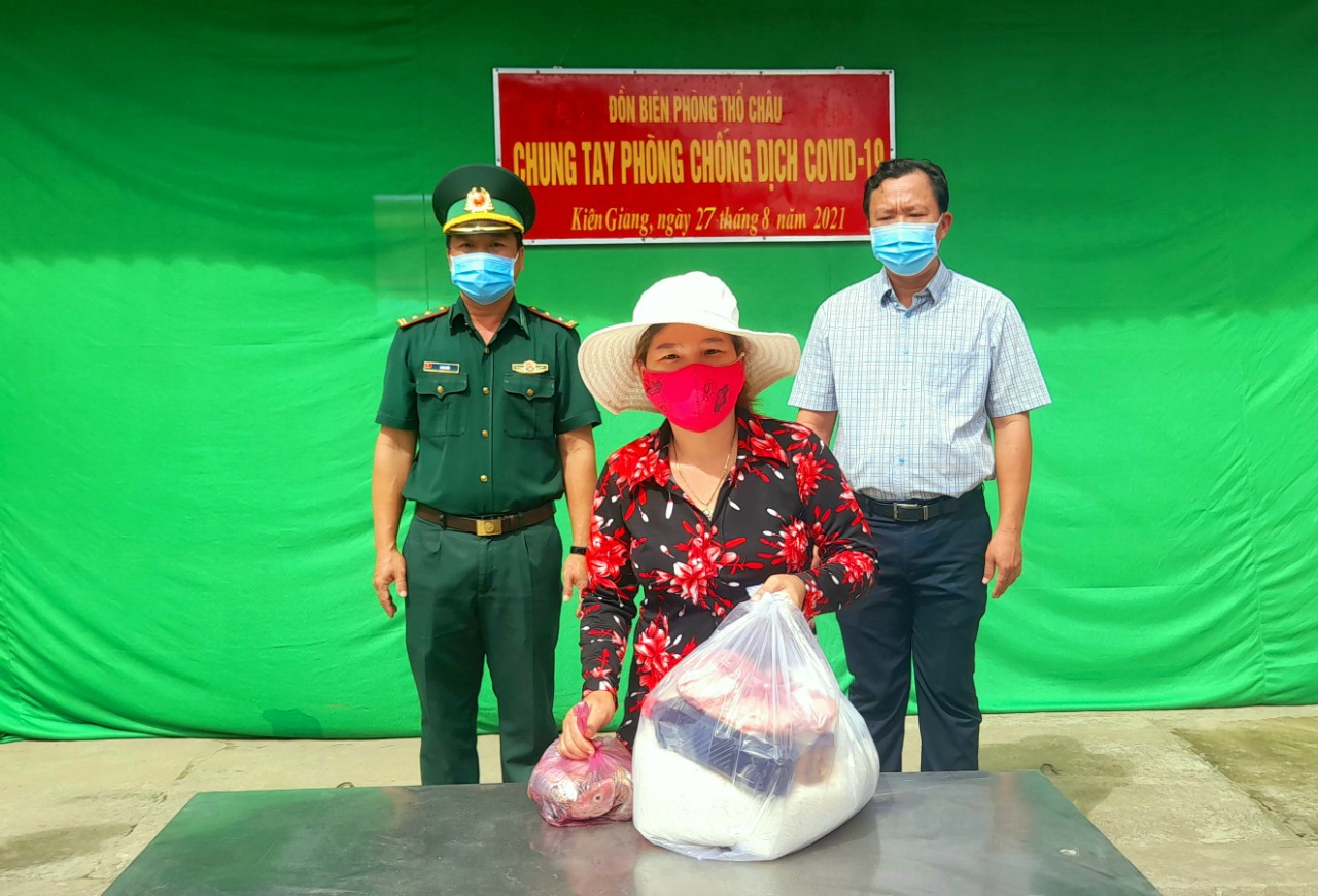 Bi&ecirc;n ph&ograve;ng đảo Thổ Ch&acirc;u trồng rau, nu&ocirc;i heo tặng d&acirc;n ngh&egrave;o - Ảnh 6.
