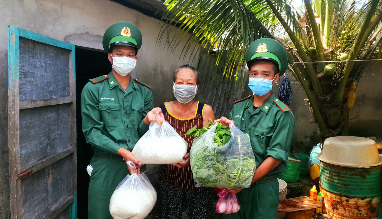 Bi&ecirc;n ph&ograve;ng đảo Thổ Ch&acirc;u trồng rau, nu&ocirc;i heo tặng d&acirc;n ngh&egrave;o - Ảnh 7.