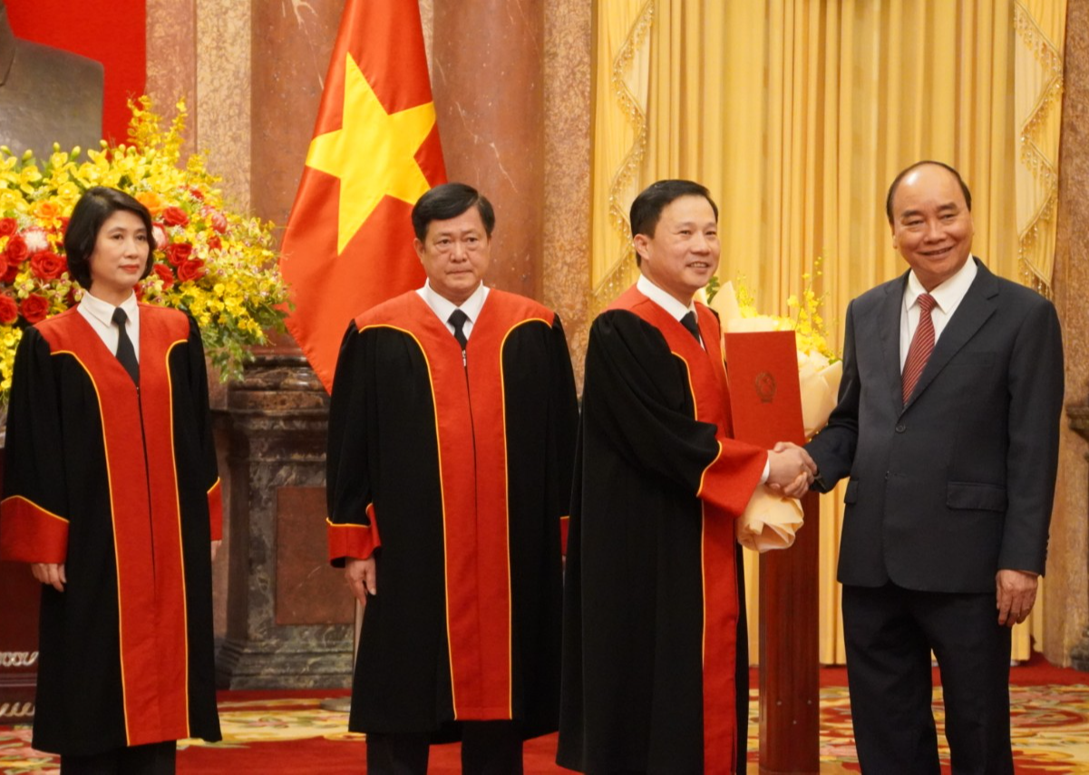Chủ tịch nước Nguyễn Xu&acirc;n Ph&uacute;c trao quyết định bổ nhiệm 4 Thẩm ph&aacute;n TAND Tối cao - Ảnh 1.