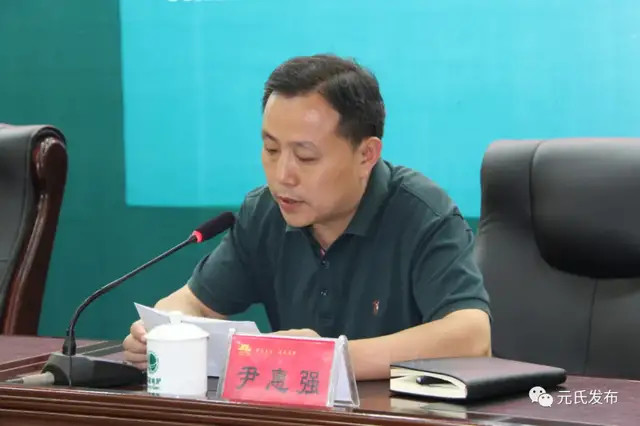 Trả lời thô lỗ với người dân, quan Trung Quốc bị treo chức