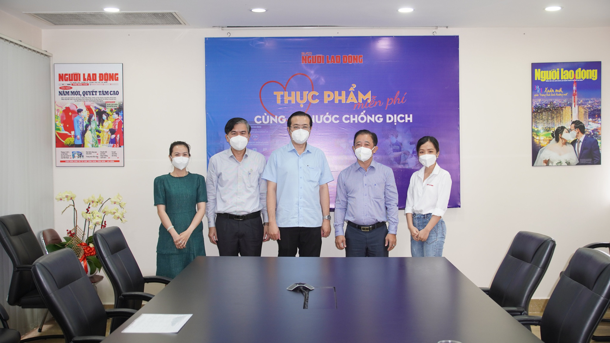 Ban Tuy&ecirc;n gi&aacute;o Th&agrave;nh uỷ TP HCM thăm, tặng qu&agrave; ph&oacute;ng vi&ecirc;n B&aacute;o Người Lao Động mắc Covid-19 - Ảnh 1.