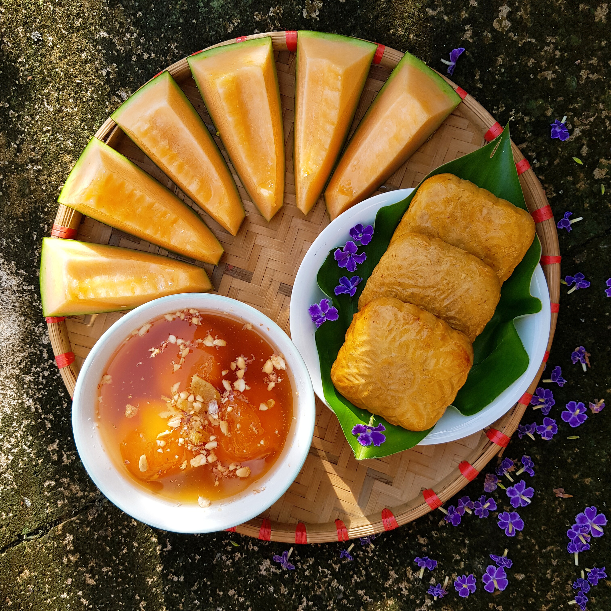 Mâm cỗ trung thu "không hề thiếu thốn" cho con trong khu phong tỏa