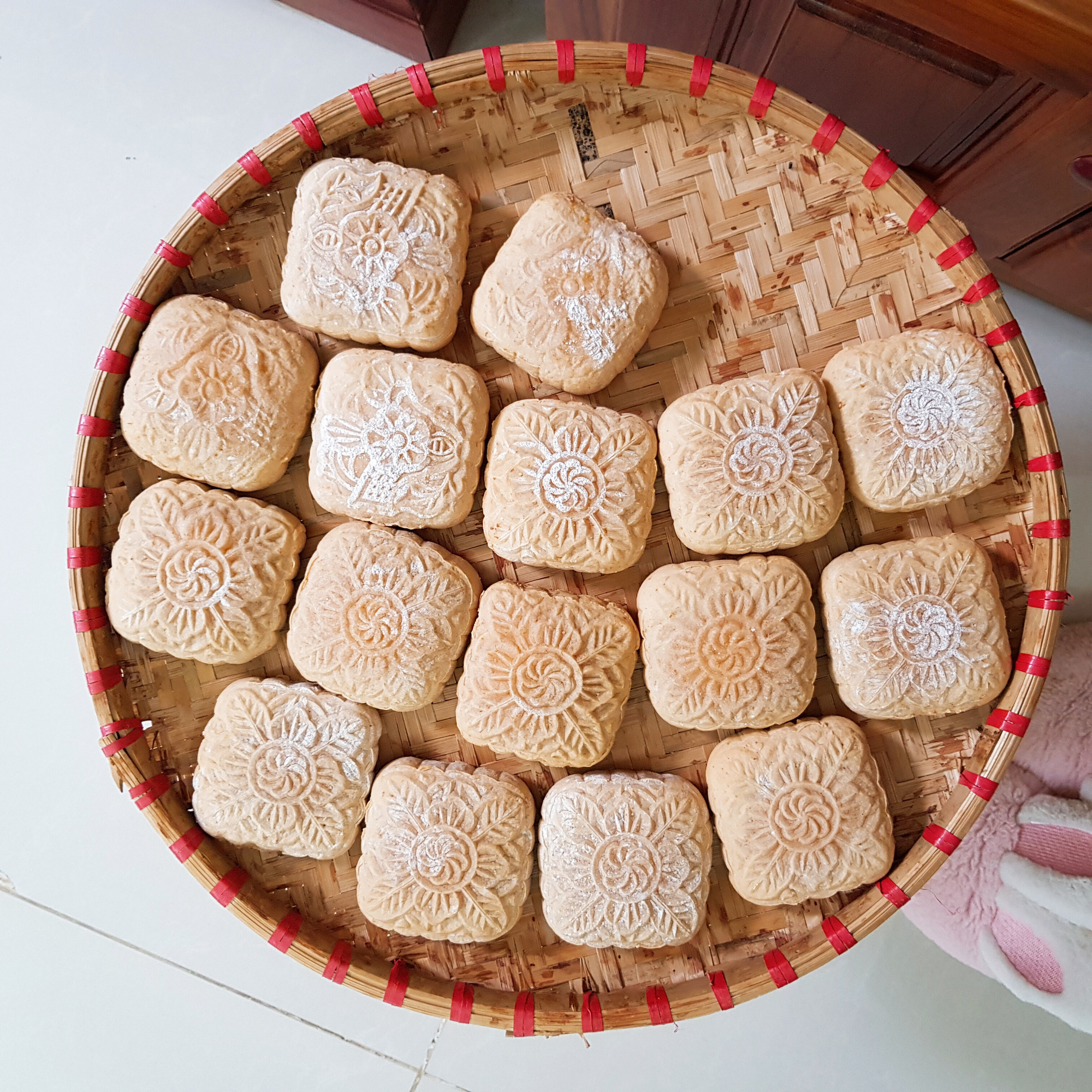 Mâm cỗ trung thu không hề thiếu thốn cho con trong khu phong tỏa - Ảnh 4.