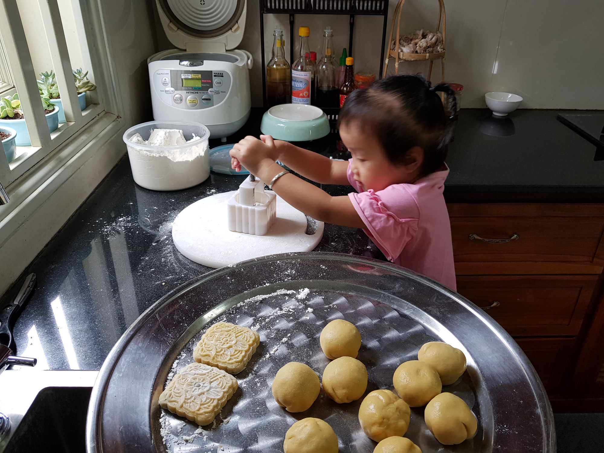 Mâm cỗ trung thu không hề thiếu thốn cho con trong khu phong tỏa - Ảnh 3.