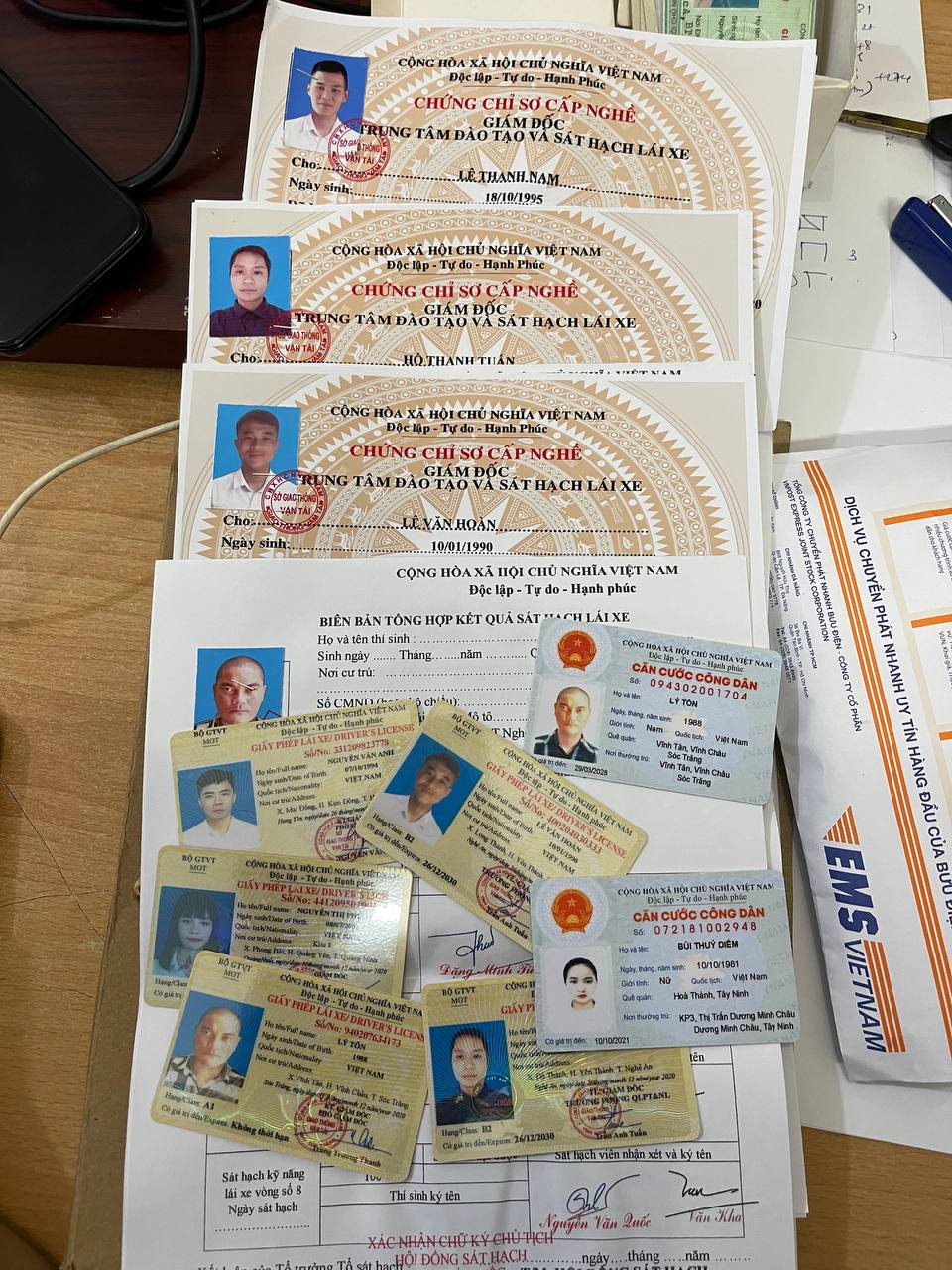 Bắt kẻ b&aacute;n thẻ t&igrave;nh nguyện vi&ecirc;n Trung t&acirc;m cấp cứu 115 TP HCM - Ảnh 2.