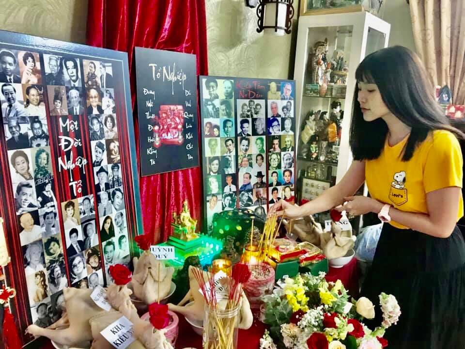 Nghệ sĩ TP HCM cúng Giỗ Tổ sân khấu tại nhà