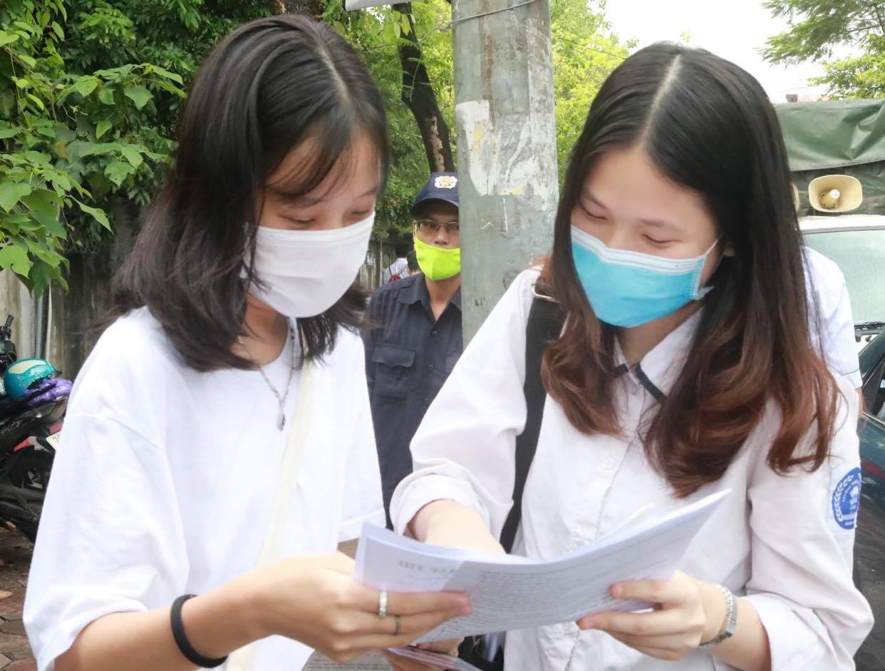 V&igrave; sao điểm chuẩn b&ugrave;ng nổ, th&iacute; sinh 27 điểm vẫn trượt ĐH? - Ảnh 1.