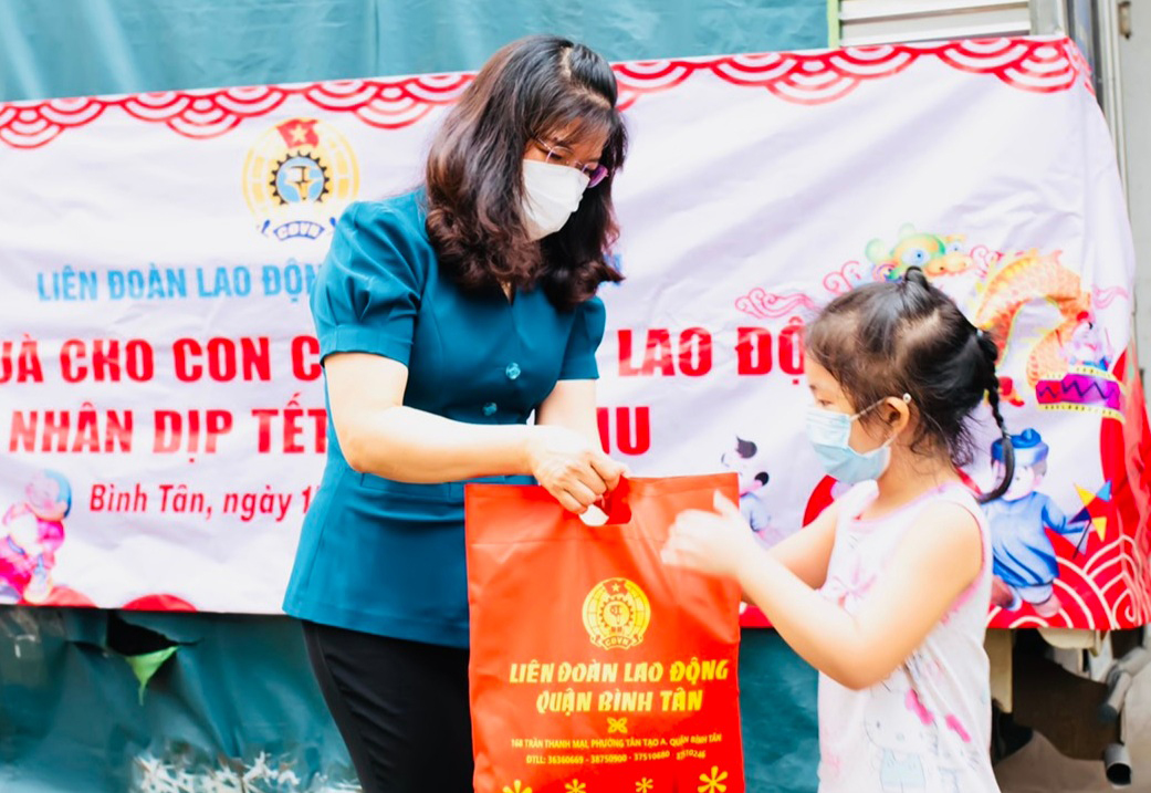Chăm lo cho c&ocirc;ng nh&acirc;n v&agrave; con c&ocirc;ng nh&acirc;n kh&oacute; khăn - Ảnh 1.