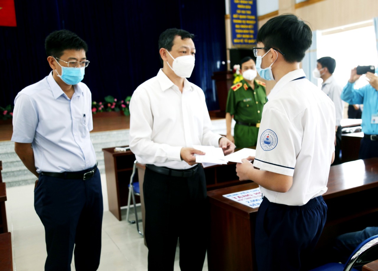 Bệnh viện Chợ Rẫy trao học bổng đến hết đại học cho học sinh mồ côi vì Covid-19