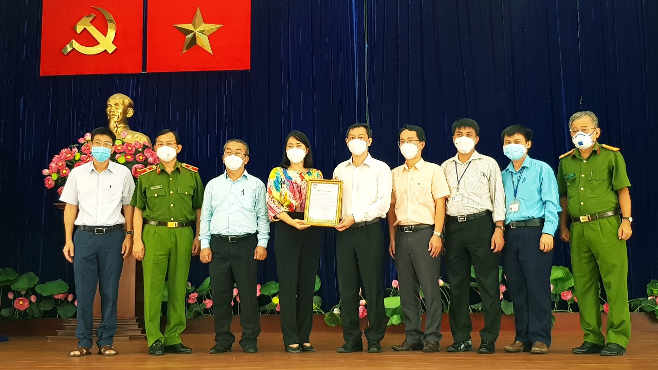 Bệnh viện Chợ Rẫy trao học bổng đến hết đại học cho học sinh mồ côi vì Covid-19 - Ảnh 1.