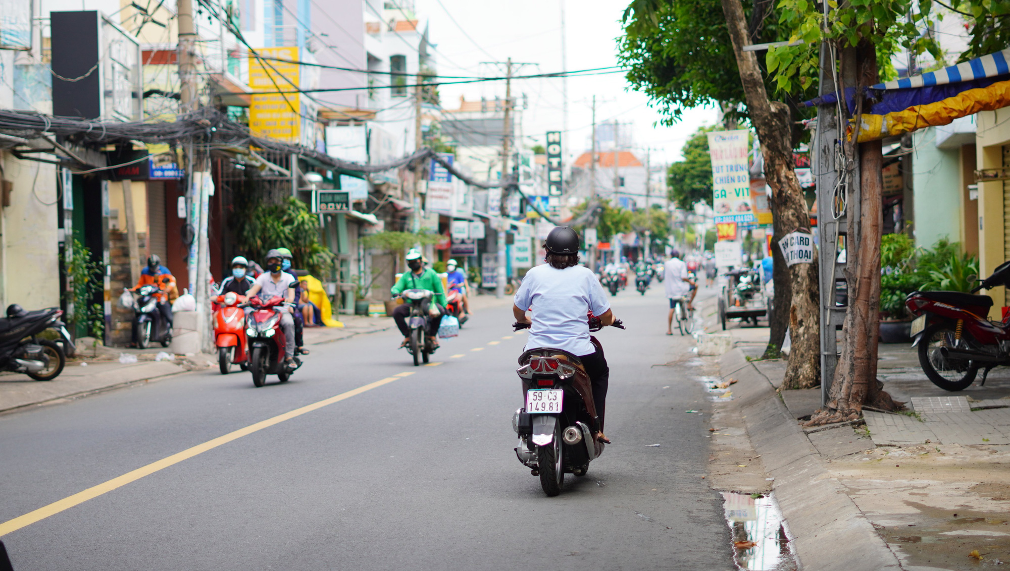 Một quận ở TP HCM bình thường mới: Nhiều người đến ngân hàng, đi mua điện thoại - Ảnh 1.
