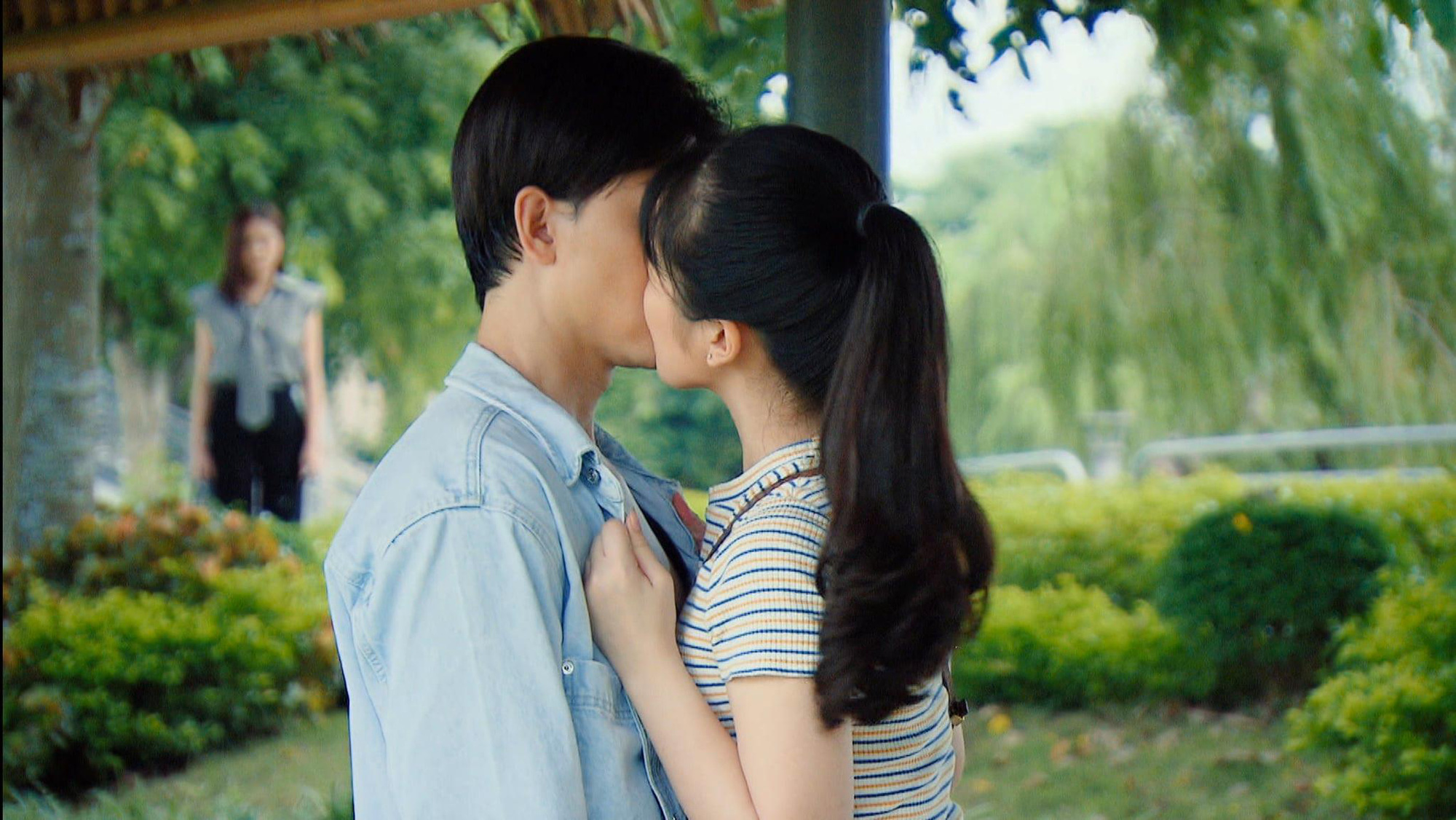 Hương vị t&igrave;nh th&acirc;n phần 2 tập 38 (tập 109):  B&agrave; Sa ph&aacute;t hiện ra Huy c&oacute; tr&agrave; xanh, đến nh&agrave; th&ocirc;ng gia n&oacute;i cho ra lẽ? - Ảnh 1.