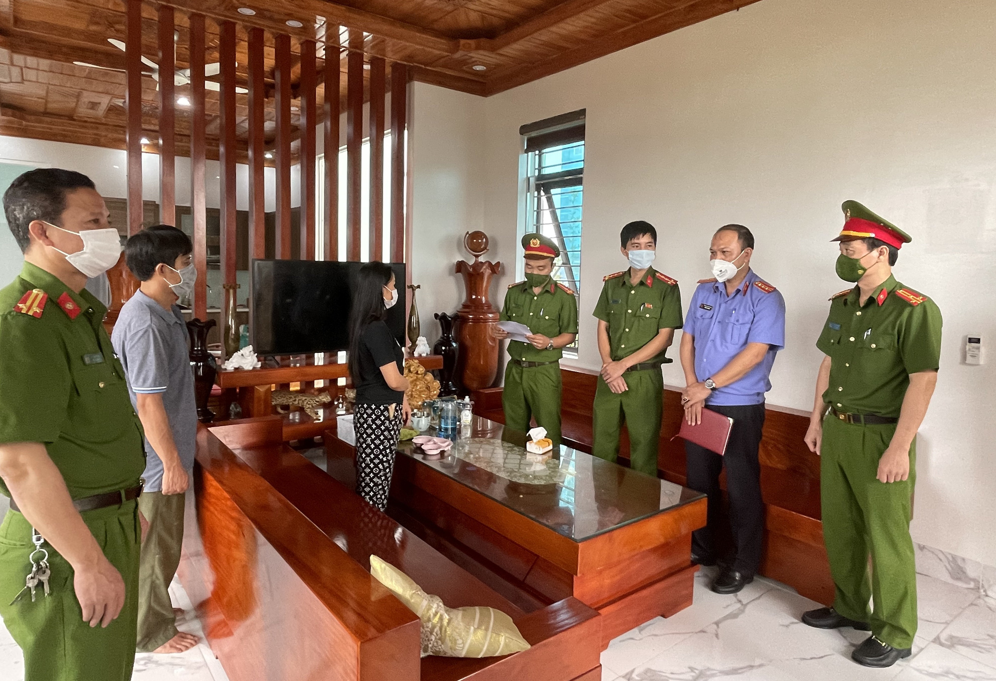 Tới nhà "đối thủ" chửi bới, tiểu bậy sau mâu thuẫn, bị đánh gần chết