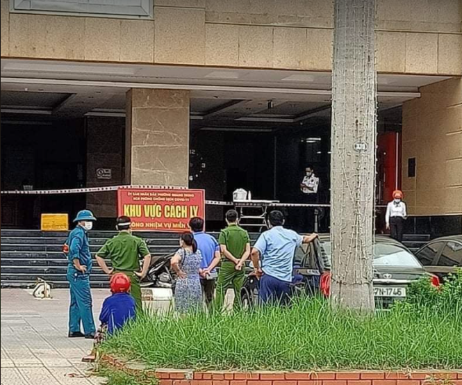 Phong tỏa khẩn cấp tòa nhà chung cư khi phát hiện ca dương tính SARS-CoV-2