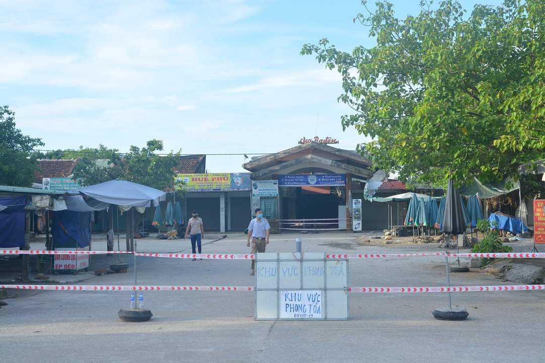 2 mẹ con tiểu thương chợ Ba Đồn dương tính với SARS-CoV-2 - Ảnh 1.