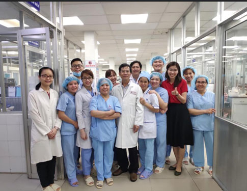 Nữ điều dưỡng quên mình giữa tâm dịch