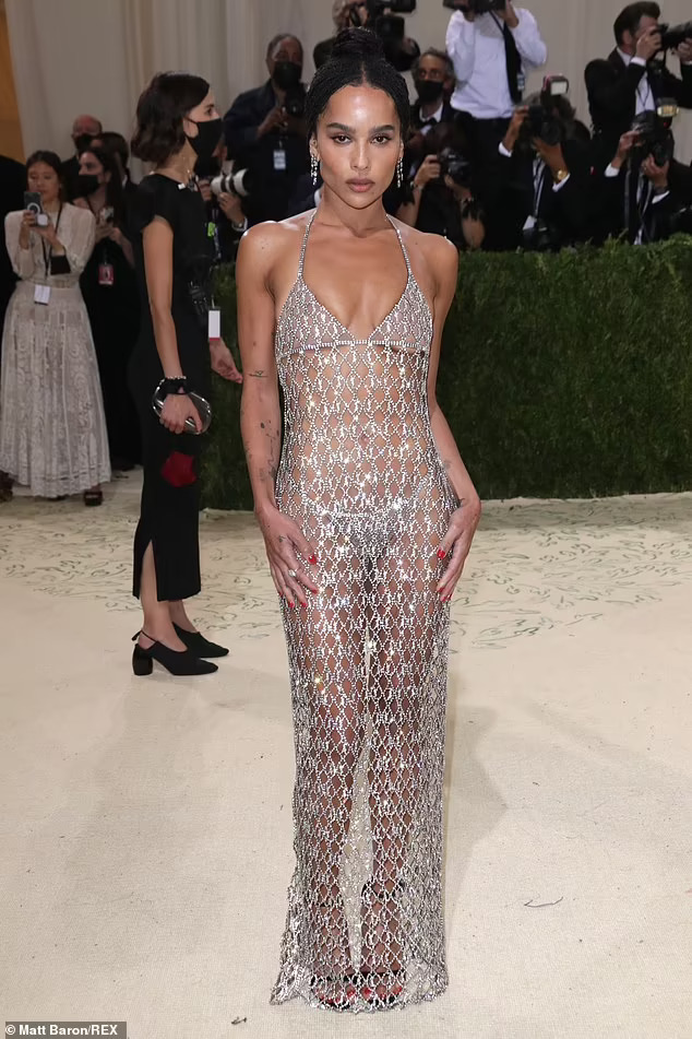 Bị chỉ tr&iacute;ch &ldquo;mặc như kh&ocirc;ng&rdquo;, minh tinh Zoe Kravitz phản ứng gay gắt - Ảnh 1.