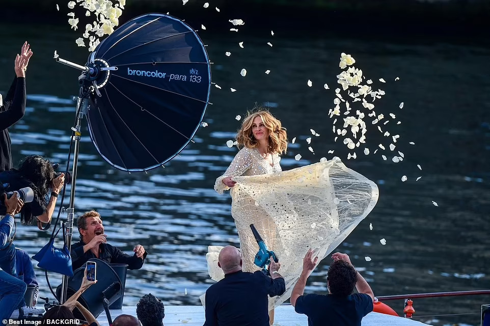 “Người đàn bà đẹp” Julia Roberts khoe sắc lung linh tuổi 53