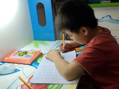 Trong 3 năm, khen thưởng 236 con công nhân viết chữ đẹp