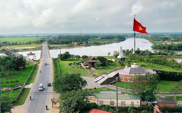 Cuộc thi ảnh Thiêng liêng cờ Tổ quốc: Dưới ngọn Quốc kỳ - Ảnh 5.